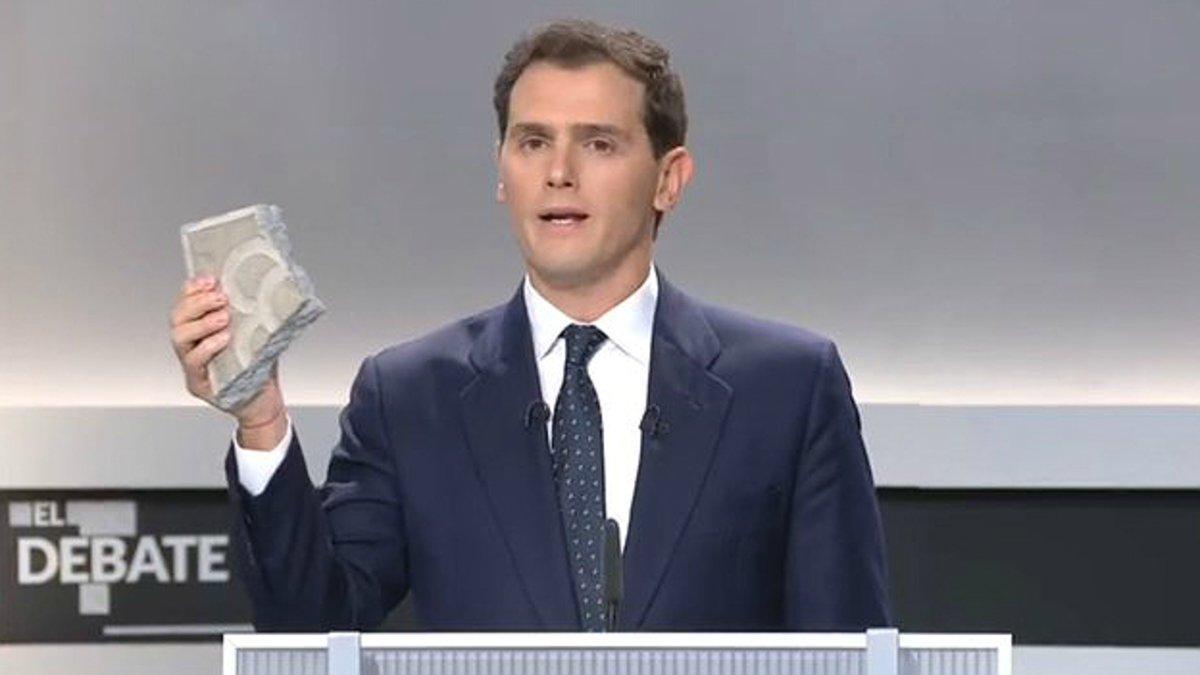 Albert Rivera muestra un adoquín de Barcelona.