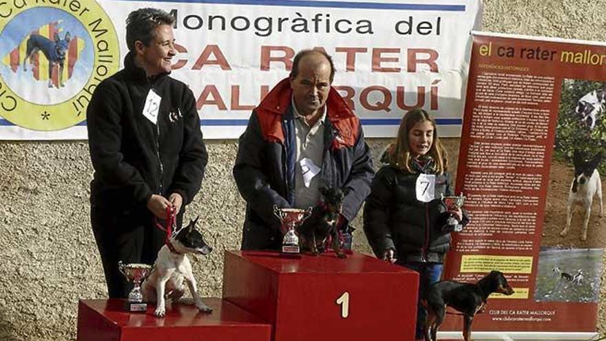 Ganadores de la categoría cachorro masculino y participantes de Campos.