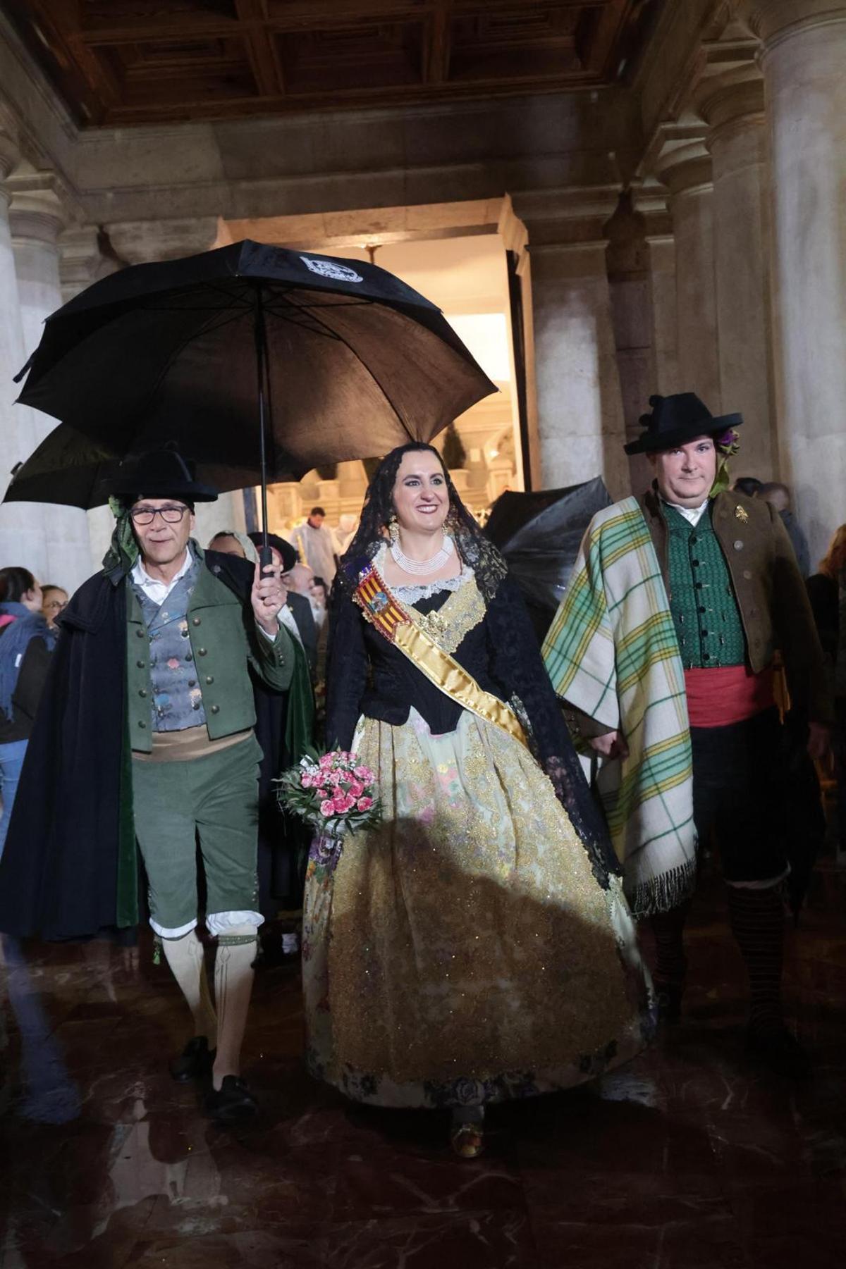 A la salida del Ayuntamiento, escoltada por Santiago Ballester y Nico Garcés