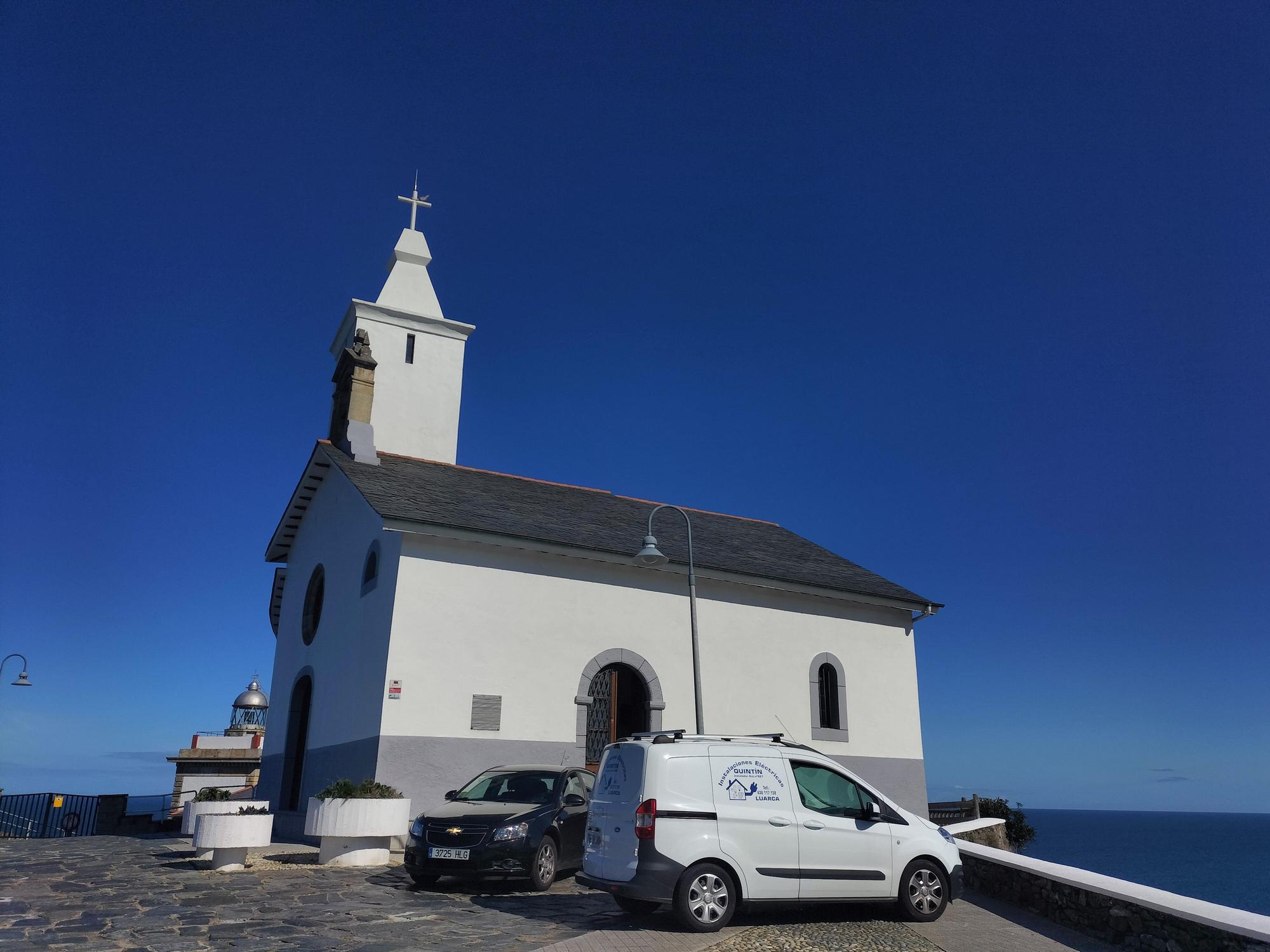 Estos son los preparativos de la Semana Santa de Luarca: limpieza de tronos, preparación de túnicas y cambios de atuendo para el Nazareno, San Juan y la Verónica