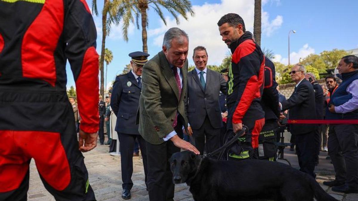 José Luis Sanz, junto a la Unidad Canina de Bomberos de Sevilla.