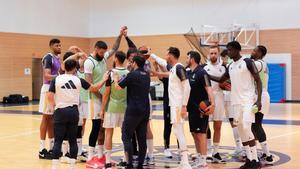 Los jugadores del Real Madrid de baloncesto, en un entrenamiento antes de viajar a la Final Four de Berlín.