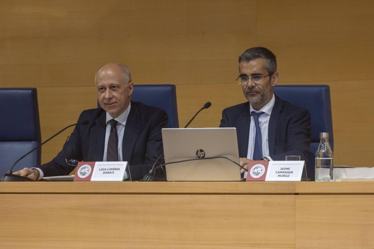 El abogado y catedrático italiano Luca Lupària (izquierda), ayer tarde junto al letrado Jaime Campaner.