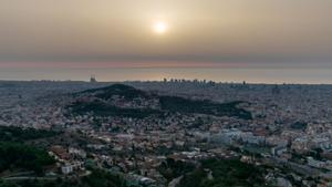 Amanecer con el cielo turbio en Barcelona