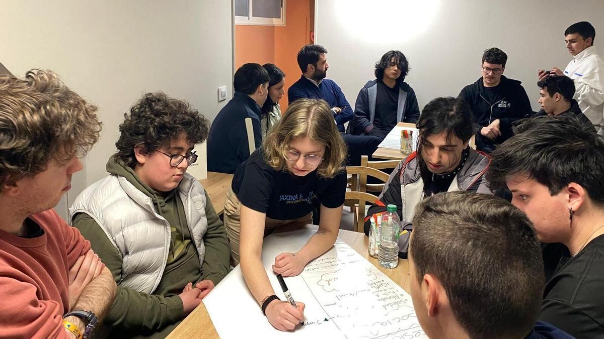 Encuentro del proyecto Mocidade Xove con representantes políticos de A Estrada.