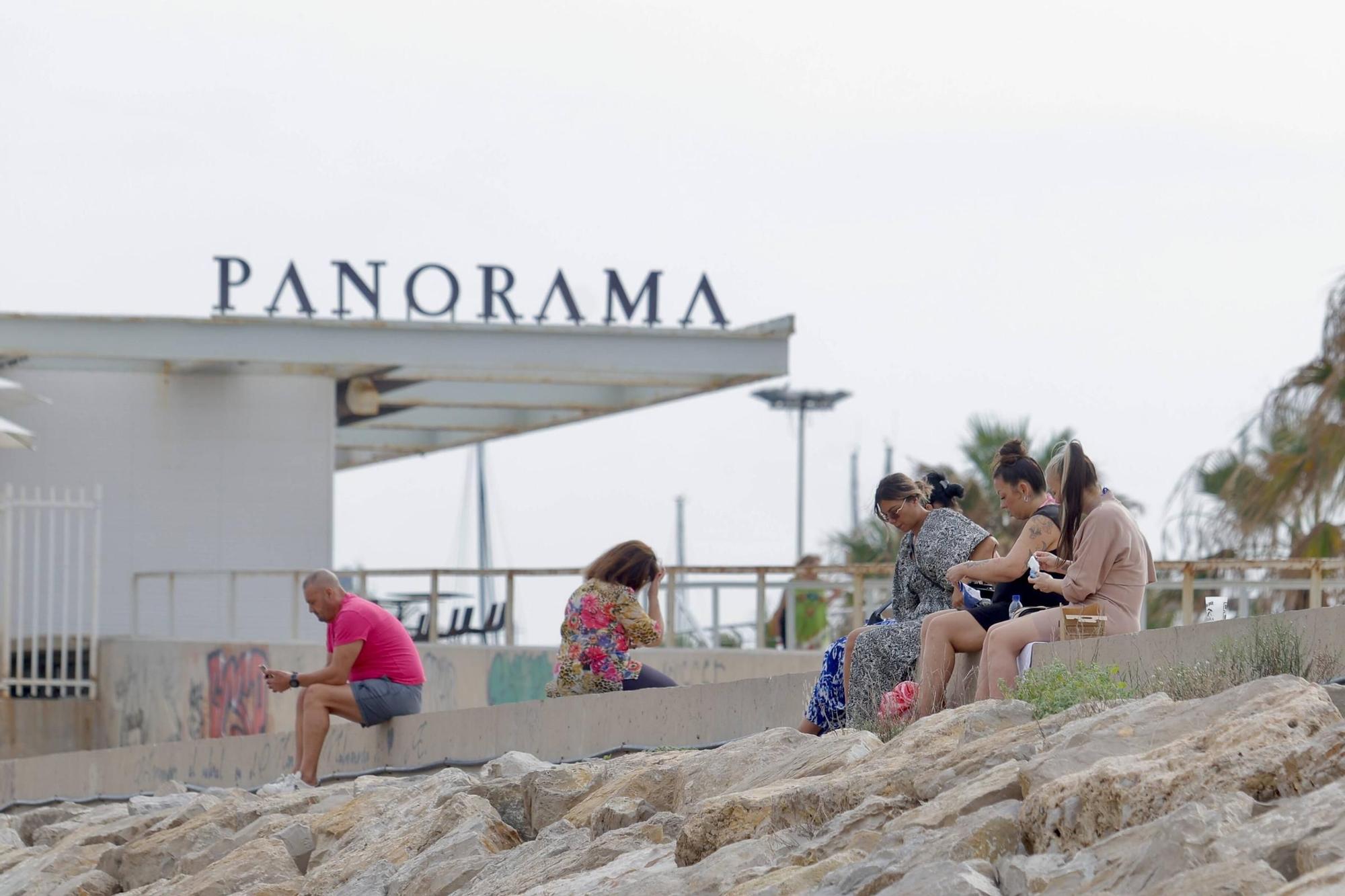 Gran ambiente en las playas de València, pese a las nubes