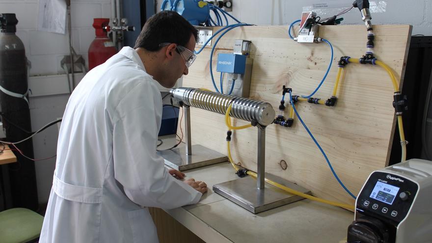 La UA desarrolla un prototipo basado en ultrasonidos para mejorar el procesado de productos líquidos de la industria alimentaria
