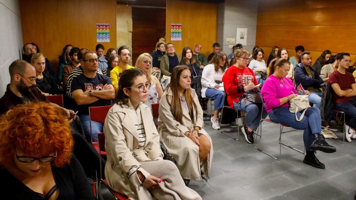 Público asistente a una de las primeras ponencias de la jornada.