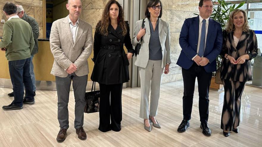 Por la izquierda, Miguel Alonso, presidente de Afapa; Vanesa Mateo, directora general del Agua; Nieves Roqueñí, César Luaces y Belarmina Díaz,  directora general de Energía y Minería. | P. C.