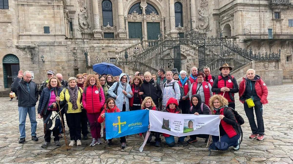 Integrantes de la asociación sociocultural Torreón Coto de Peñerudes el pasado domingo en la Plaza del Obradoiro, en Santiago de Compostela.
