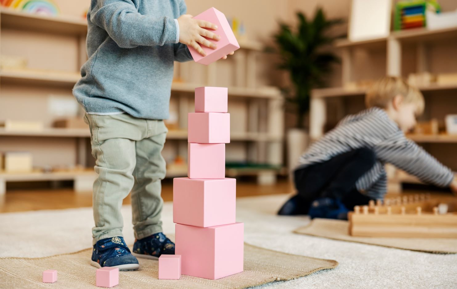 Niño jugando y aprendiendo