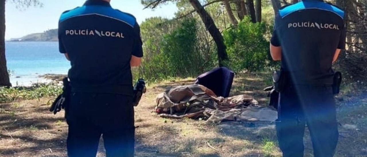 Agentes de la Policía Local de Cangas levanta una tienda en Areameán, en Vilariño. |   // G.NÚÑEZ