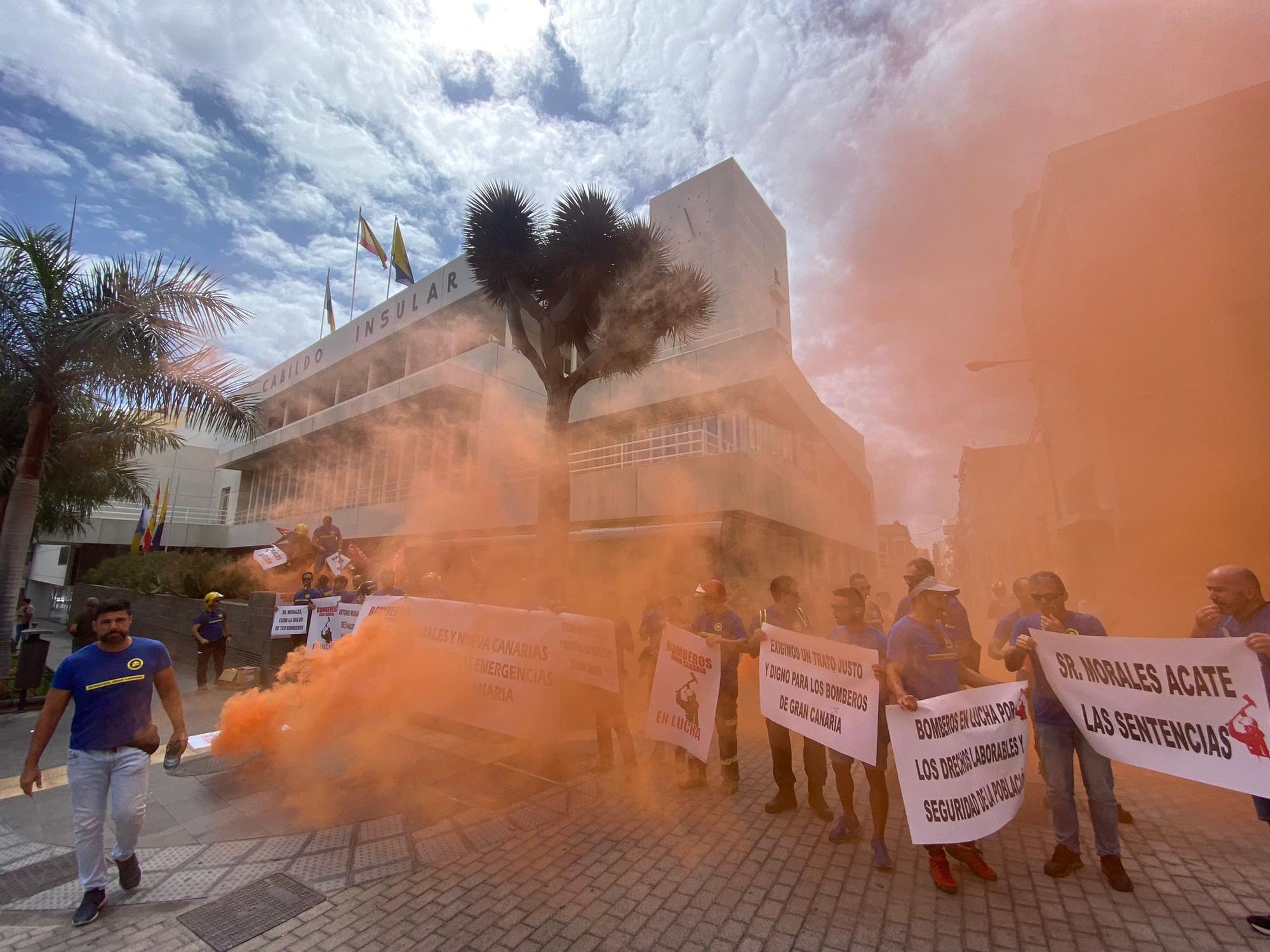 Los bomberos protestan ante el Cabildo de Gran Canaria