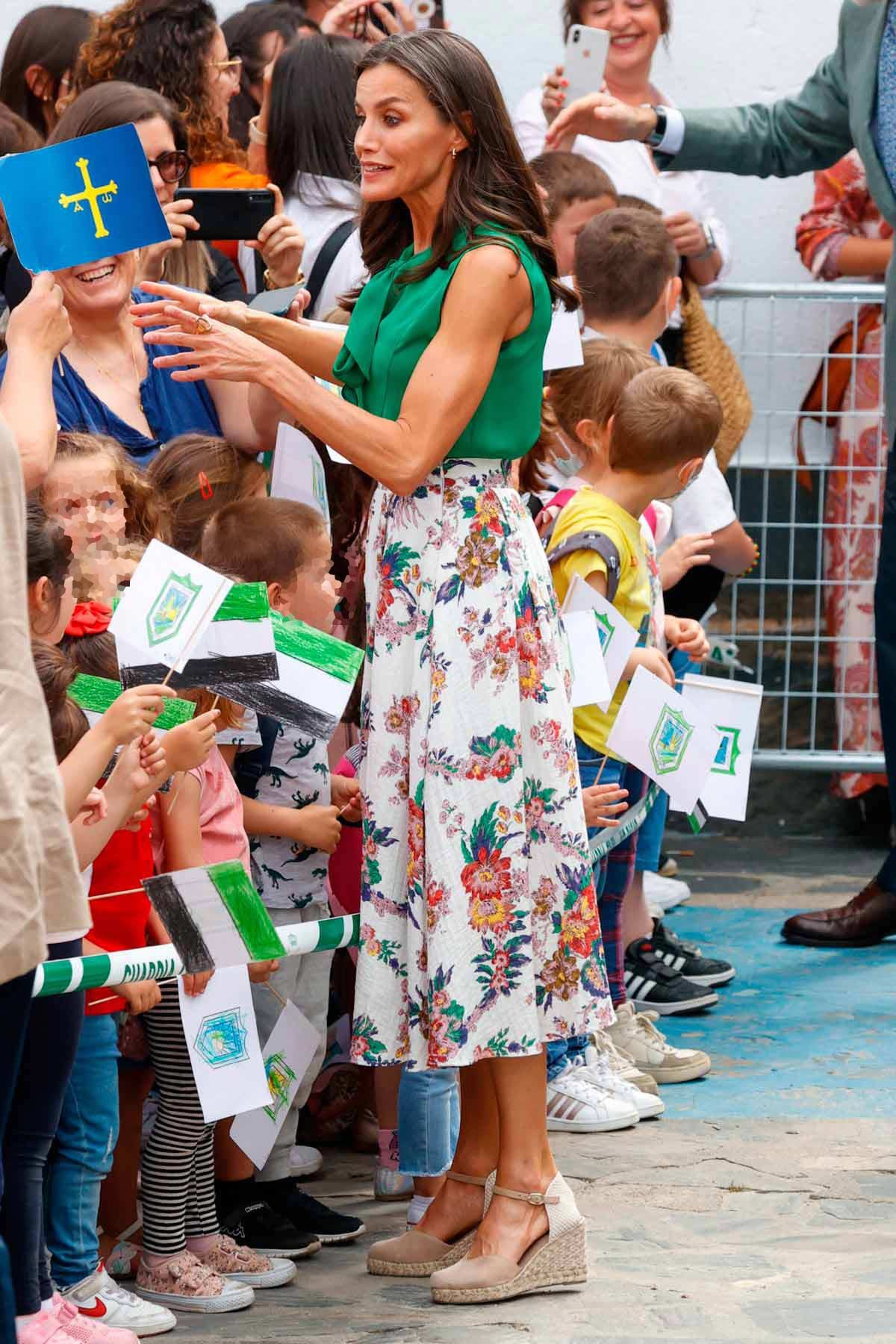 El look de la reina Letizia, con blusa verde, falda de flores y alpargatas, en su visita a Extremadura