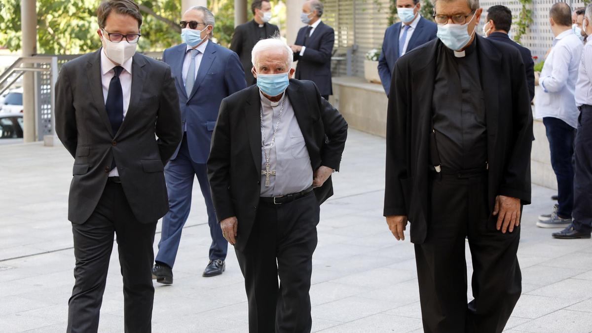 Juan Giner, concejal de Urbanismo de Valencia, con el cardenal Cañizares el día del funeral de Cotino.