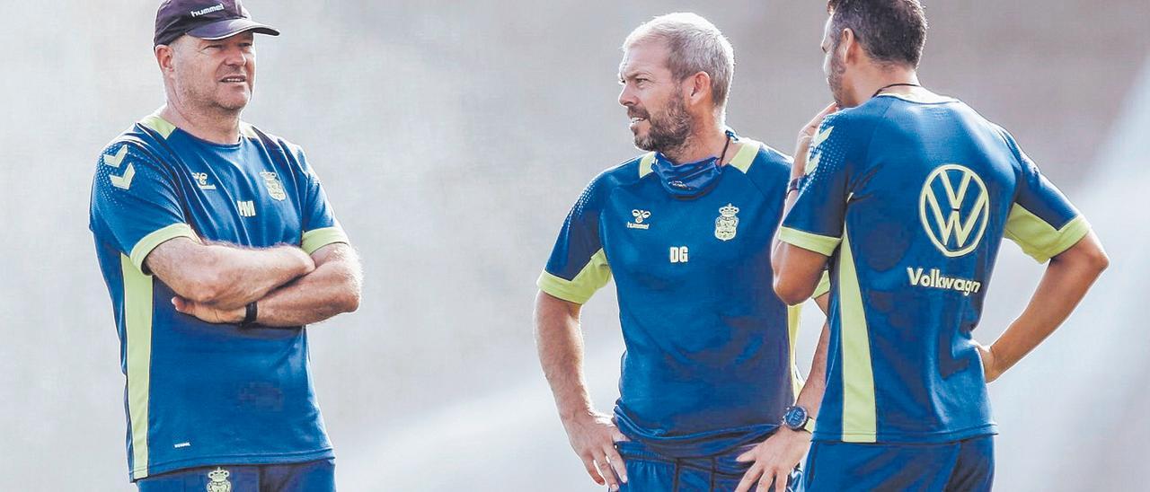 José Mel Pérez -1ºi- dialoga con Ángel López y el preparador físico David Gómez, durante un entrenamiento en la ciudad deportiva de Barranco Seco.