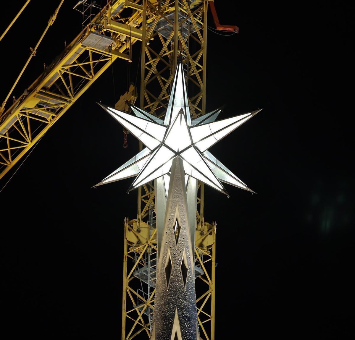 La estrella de la Sagrada Família ya ilumina Barcelona