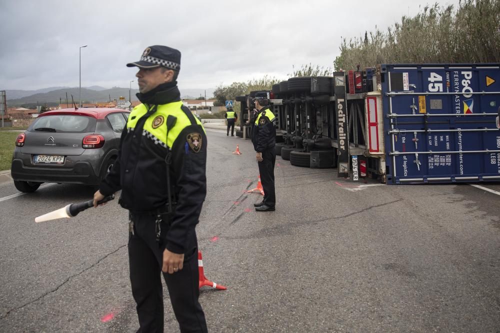 Bolca un camió i fa tallar la GI-600 a Blanes