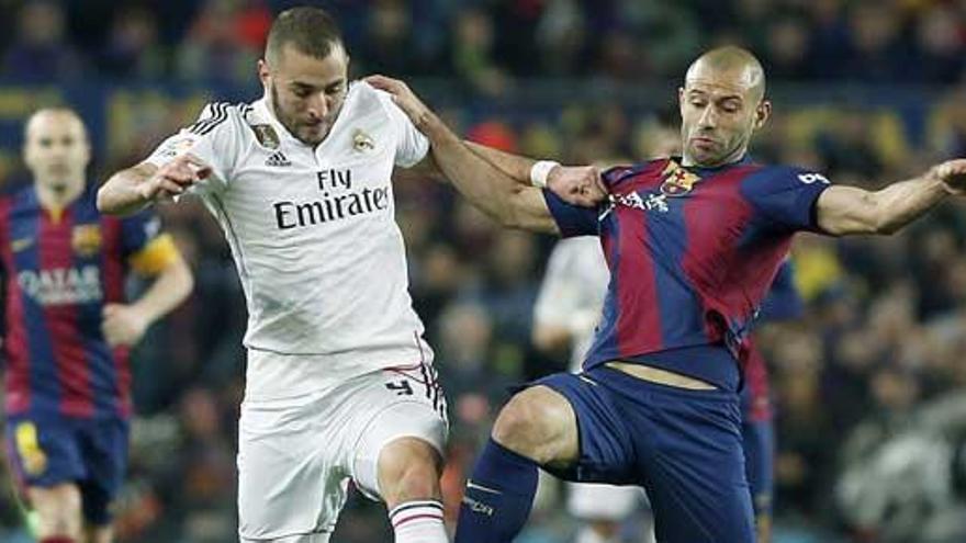 Benzema y Mascherano, en un Clásico.