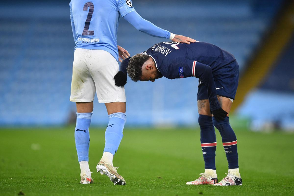 Walker consuela a Neymar tras recibir un golpe en el City-Paris SG.