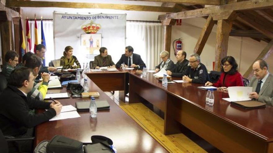 San Damián, Mañanes y Castro (al fondo) presiden la Junta Local de Seguridad celebrada ayer por la mañana.