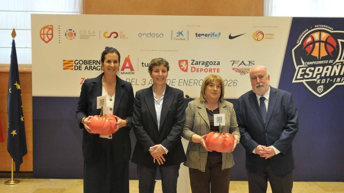 Cristina García, Elisa Aguilar, Tomasa Hernández y Chemi Sierra, en la presentación del torneo.