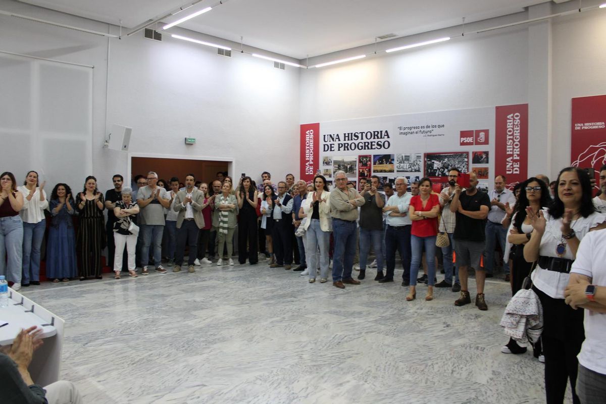 Militantes en la sede del PSOE de Badajoz tras conocer el resultado de las primarias.