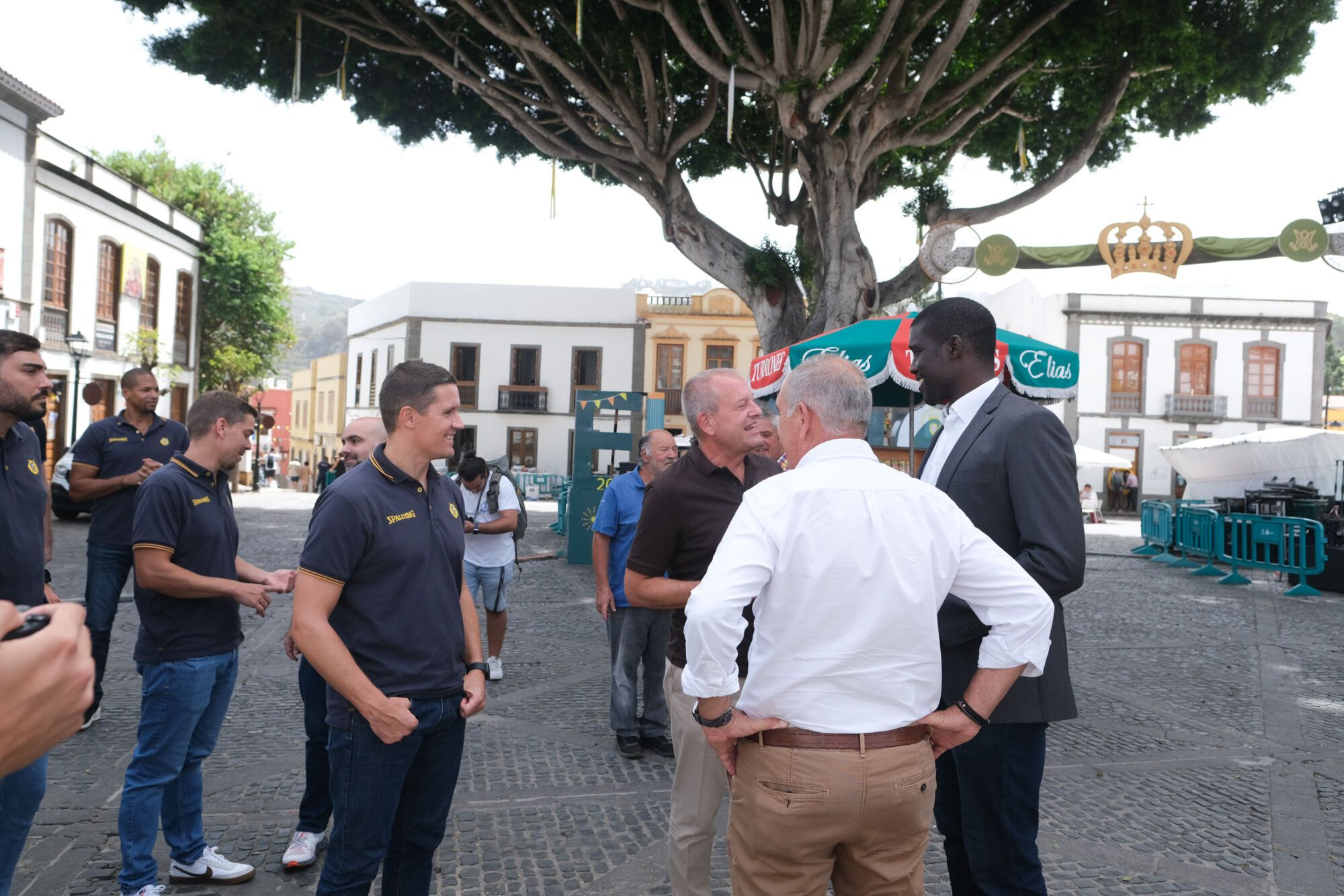 La plantilla del CB Gran Canaria visita a la Virgen del Pino