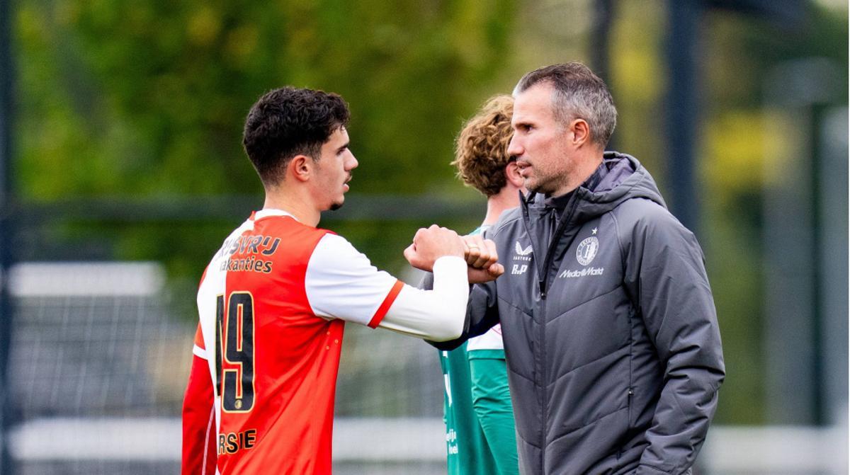 Shaqueel van Persie, junto a su padre Robin, durante un entrenamiento con el Feyenoord