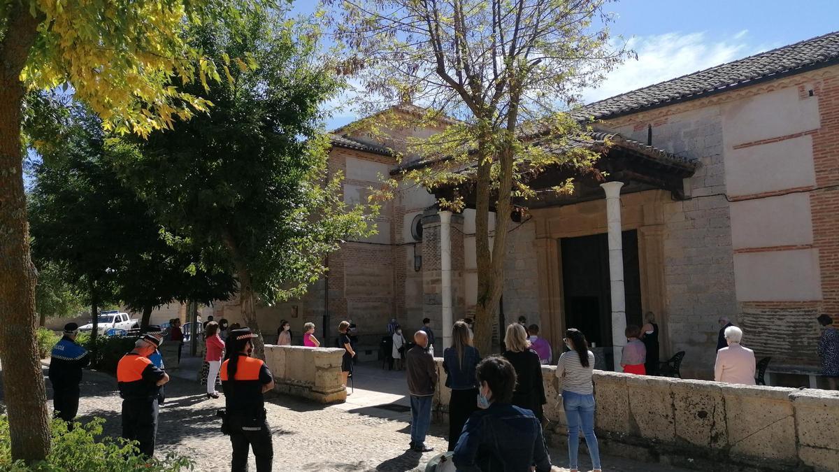 Devotos de la Virgen del Canto siguen desde el exterior de la ermita la misa de fiesta