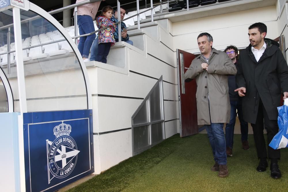 El presidente del Deportivo, Tino Fernández, acompañóal alcalde en su reunión con el equipo.