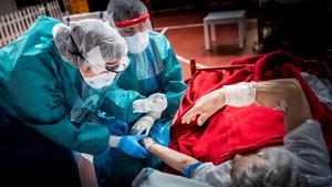 Sanitarios del Hospital de Aranda de Duero atienden a un paciente con covid-19