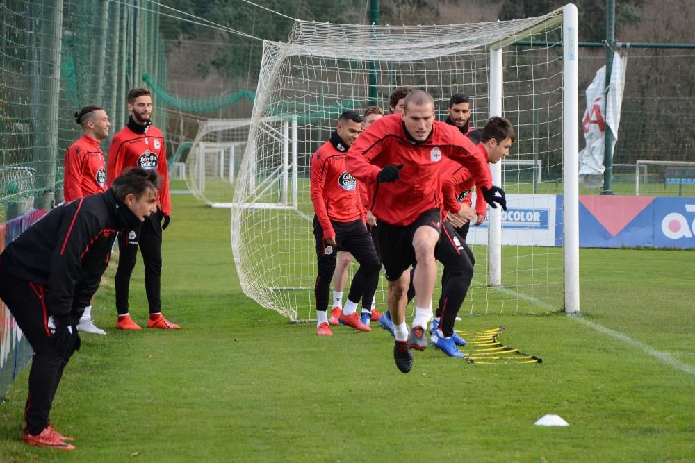 El preparador deportivista, Natxo González, ha facilitado la convocatoria del equipo coruñés tras el entrenamiento de esta mañana.