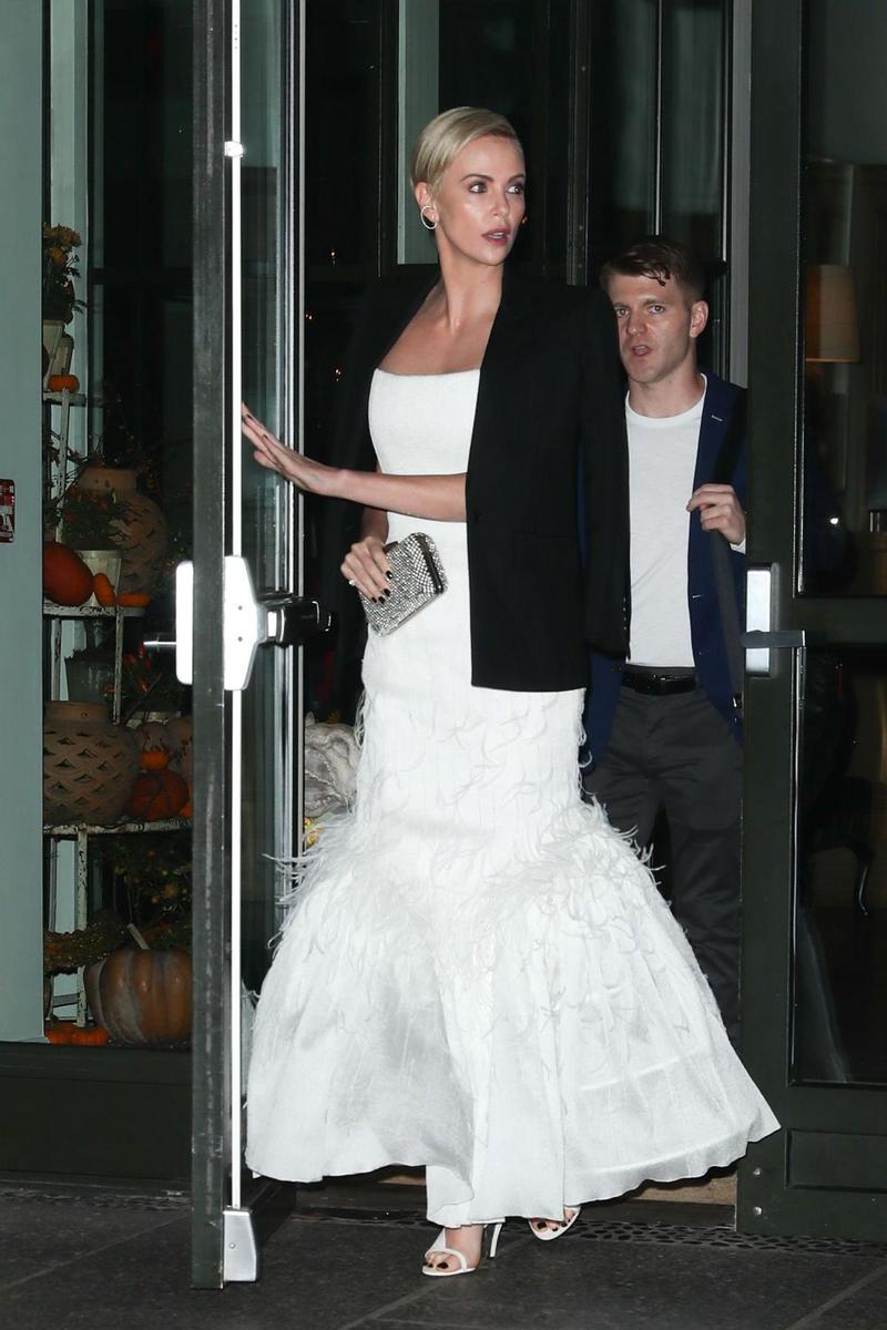 Charlize Theron con vestido blanco con plumas