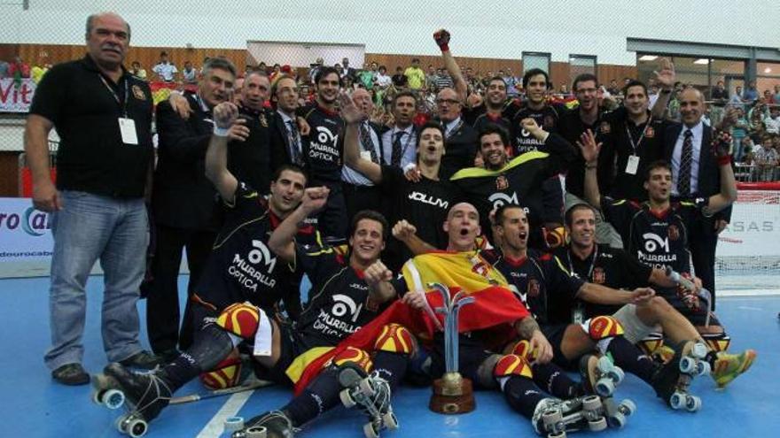 Los jugadores de la selección española de hockey sobre patines celebran el título europeo tras ganar a Portugal en la final. / fep