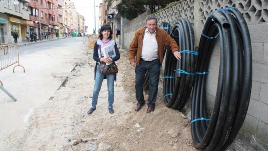 Isabel Muñiz, con el proyecto de obra entre sus manos, y Ramón Artime, ayer, en la calle Hermanos González Blanco.