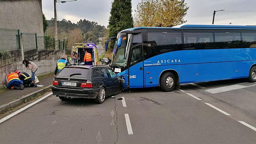 Accidente entre un coche y un bus escolar, ayer, en Bribes.  | // LA OPINIÓN