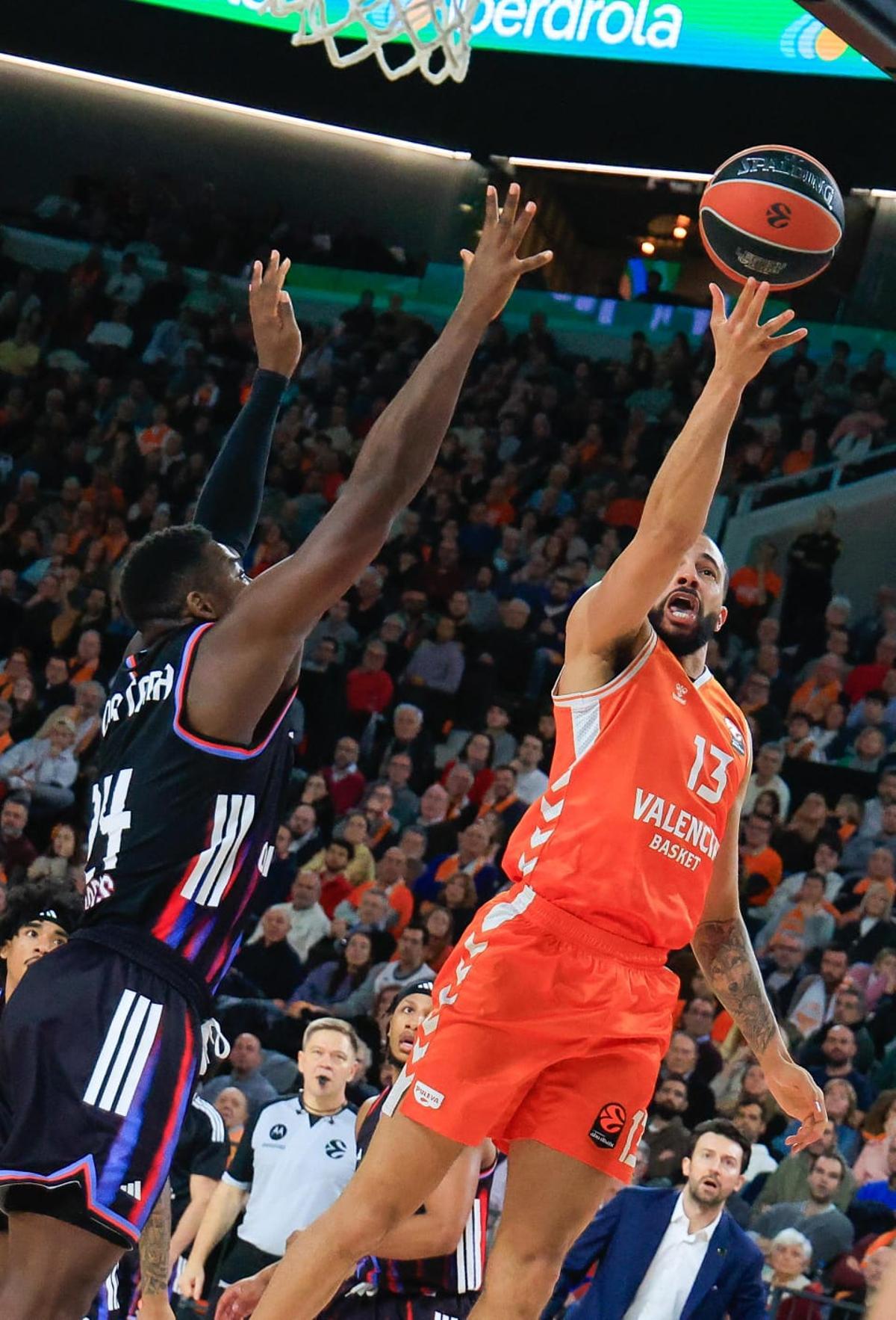 Todas las fotos del Valencia Basket - París Basketball en el Roig Arena