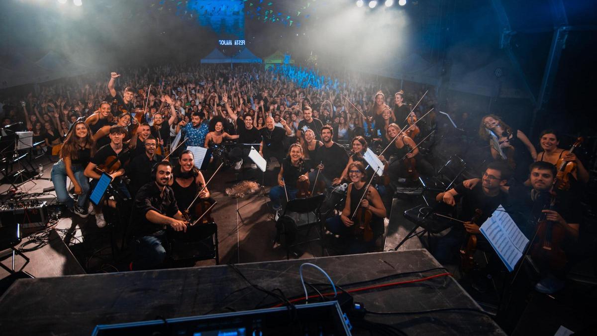 Els integrants de la formació musical amb el Dj Arzzett i la cantant Marta Trujillo en una presentació anterior d’‘Opus nova’