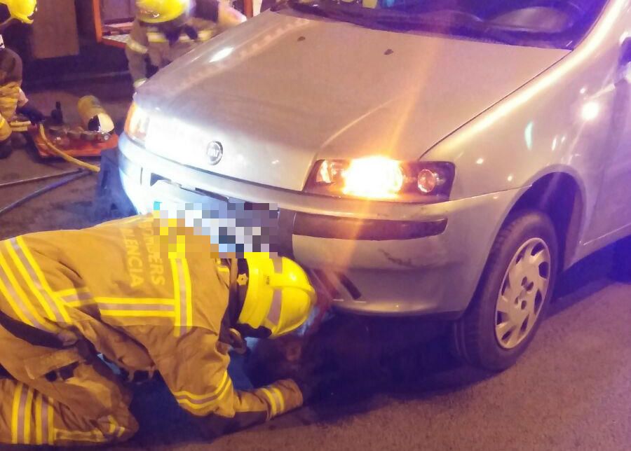 Los efectivos del Consorcio Provincial de Bomberos, la Policía Local y Nacional trabajaron para sacar al peatón que quedó atrapado.