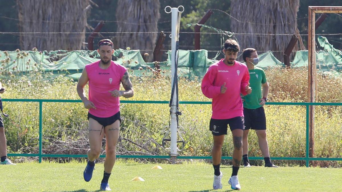 Samu Delgado y Álex Menéndez, este martes, durante la sesión del Córdoba CF en la Ciudad Deportiva.