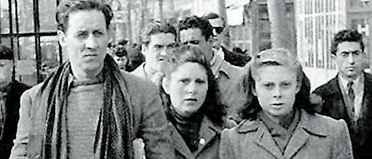 ELS DOCUMENTS PARLEN. Josep Ester i Alfonsina Bueno van ser deportats. En la foto, caminen per Tolosa amb la seva filla.