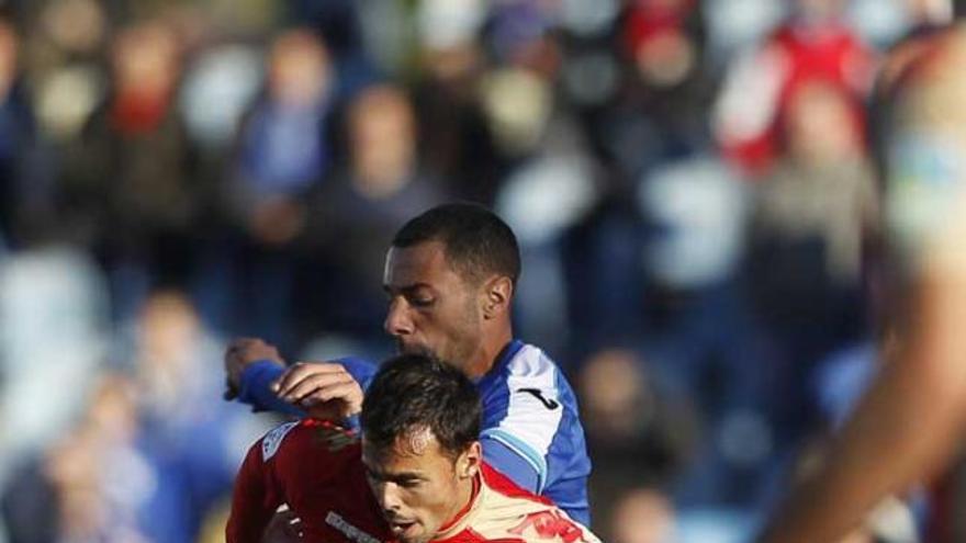Carmelo trata de avanzar presionado por Diego Castro. | lof