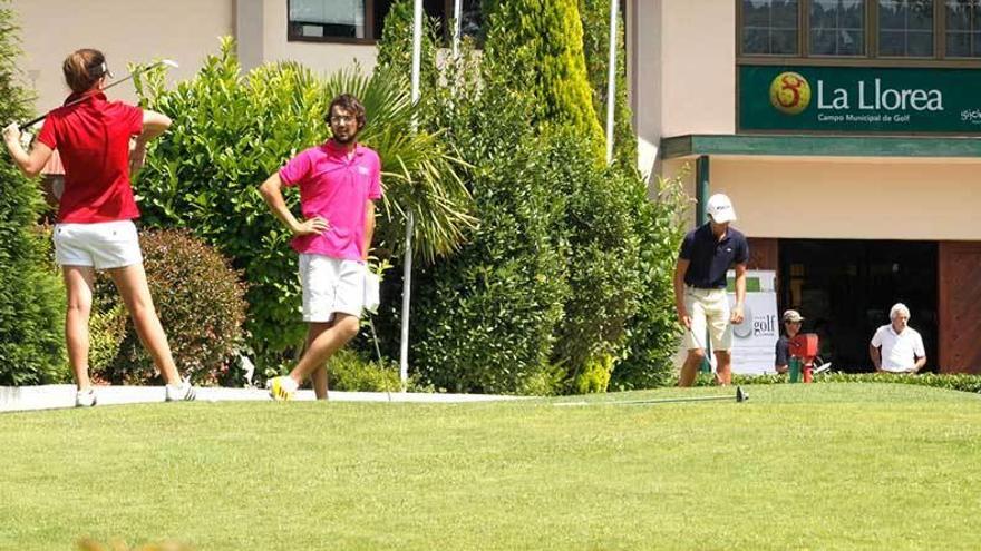 Jugadores en el green de La Llorea practicando antes de salir a jugar.