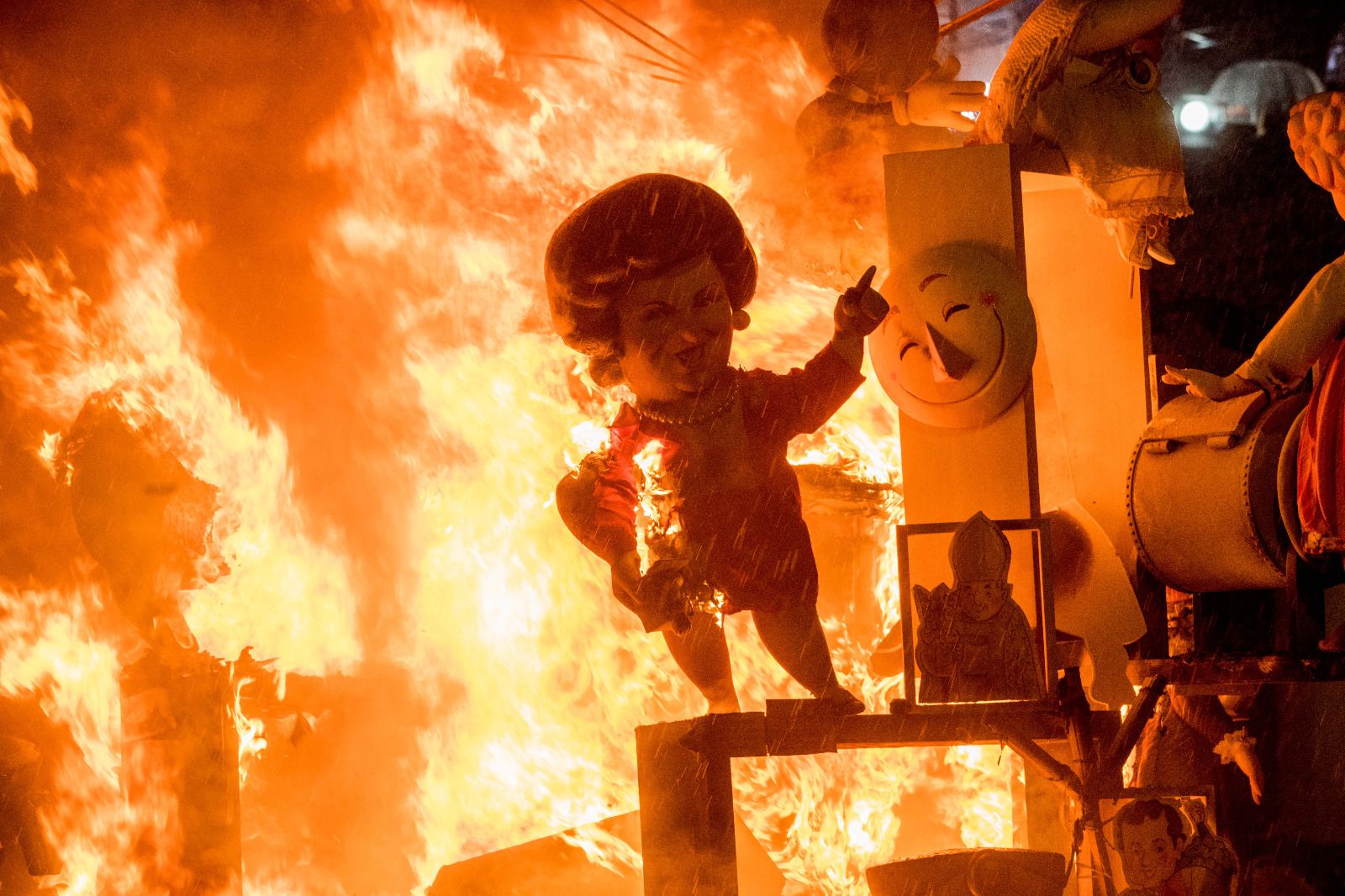 Así ha ardido la falla infantil municipal en València