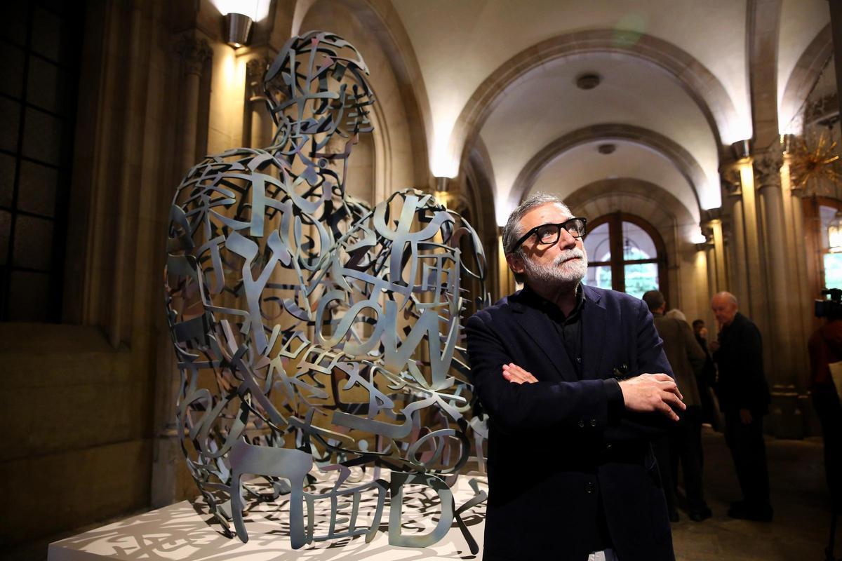 El edificio histórico de la UB estrena escultura de Jaume Plensa