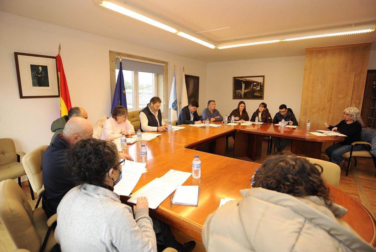 La corporación de Agolada, en un pleno anterior.