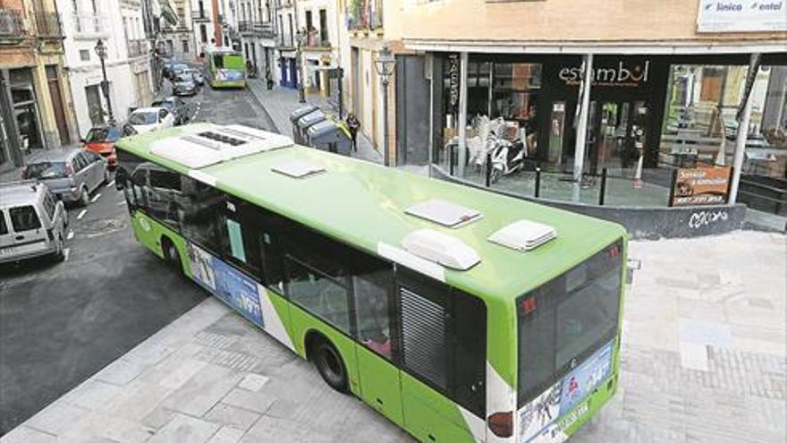 Aucorsa suma un mes más de caída de viajeros pese a la apertura de la calle Alfaros