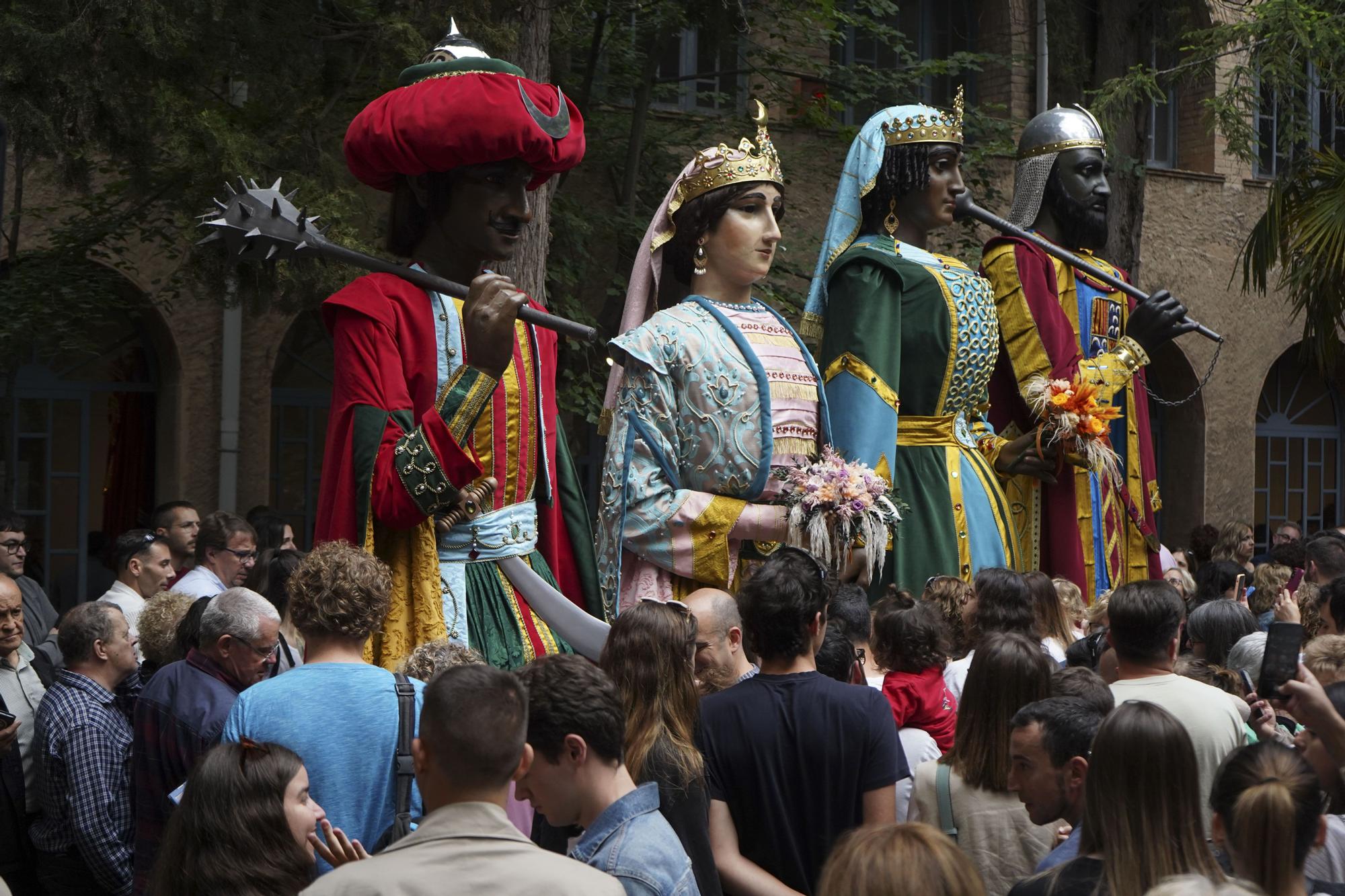 Els gegants de la Patum s'ennobleixen amb nous vestits que encisen els berguedans
