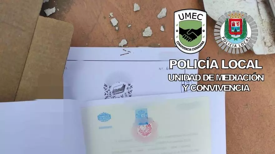 Una empresa tira a la calle en Lomo Blanco cientos de datos de cuentas bancarias, DNI y pasaportes de sus clientes
